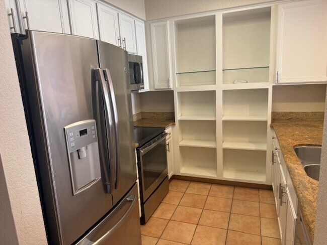 Building Photo - Charming Condo offer convinience and seclusion