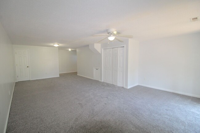 Building Photo - 869 Camelot Ln