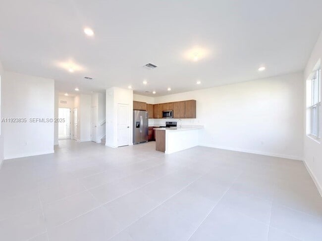 Building Photo - 196 NE 13th Ave