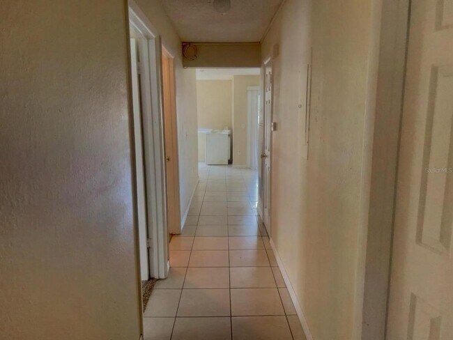 Building Photo - 4027 Versailles Dr