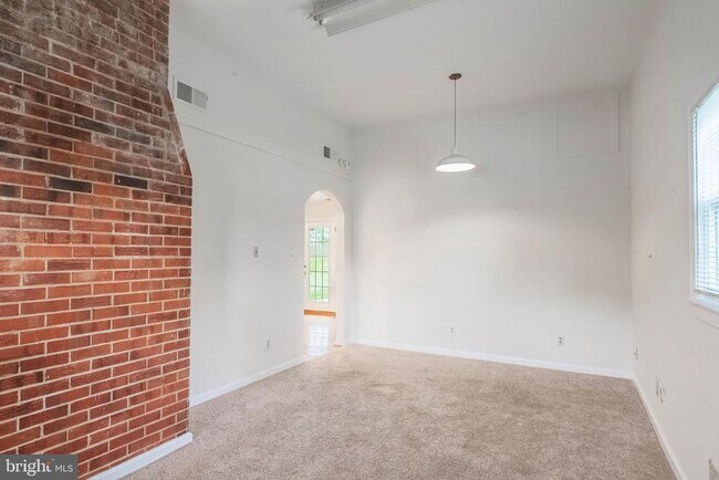 Building Photo - 5008 Treetop Ln