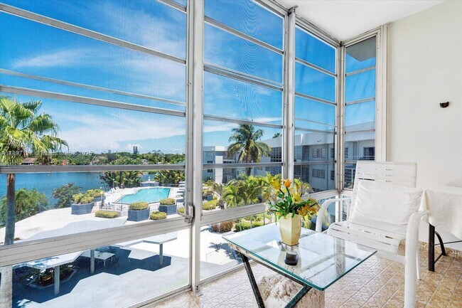 Building Photo - 875 NE 195th St