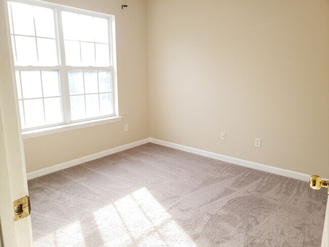 Building Photo - 1127 Fieldstone Dr