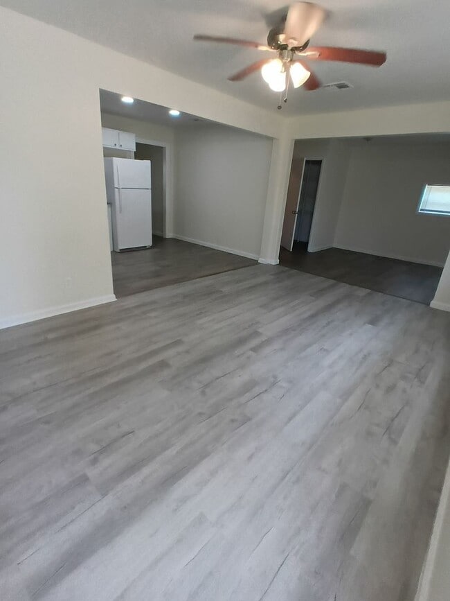 Building Photo - Freshened up ready for new tenants!