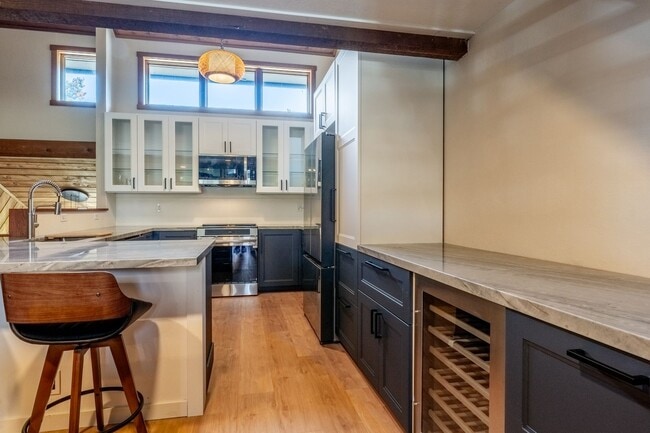 Building Photo - Spacious Snowcreek III Condo – Winter Rental