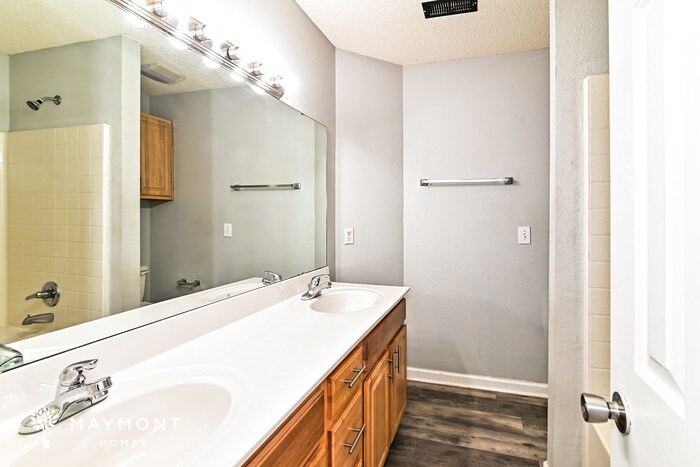 Building Photo - 66 W Killian Station Ct