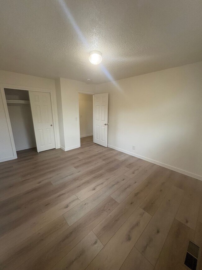 Building Photo - sim614/616