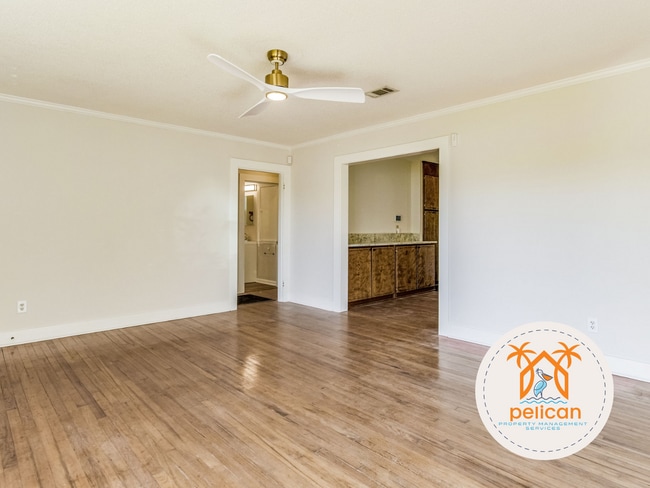 Building Photo - Cozy 2 Bedroom House with Large Yard in Pe...