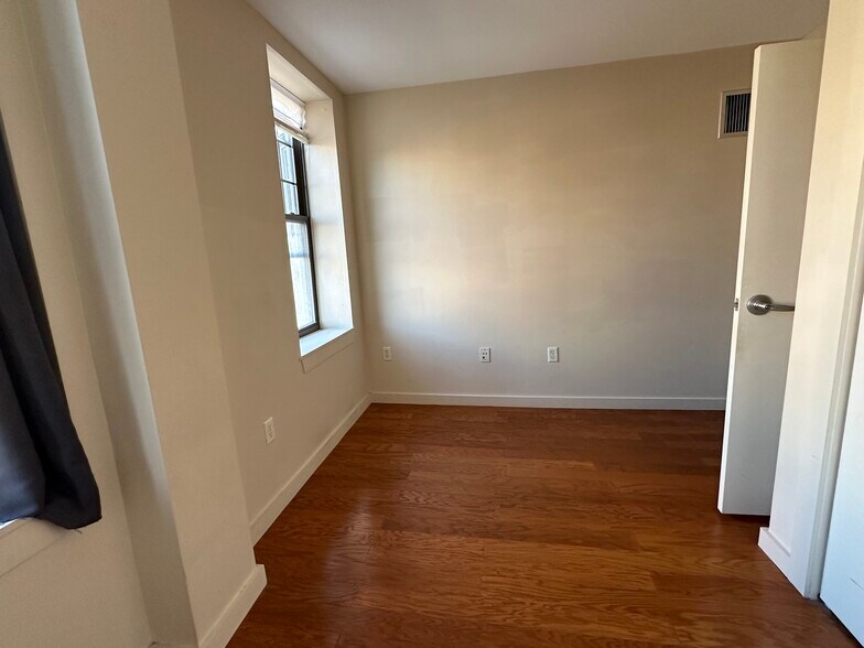 Building Photo - 623 Commonwealth Ave