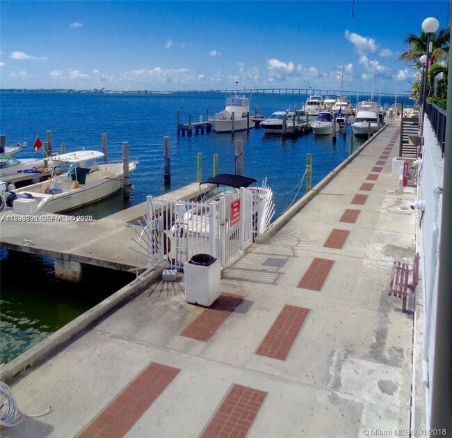 Building Photo - 999 Brickell Bay Dr