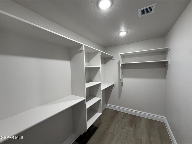 Building Photo - 2633 Dunoon Dr
