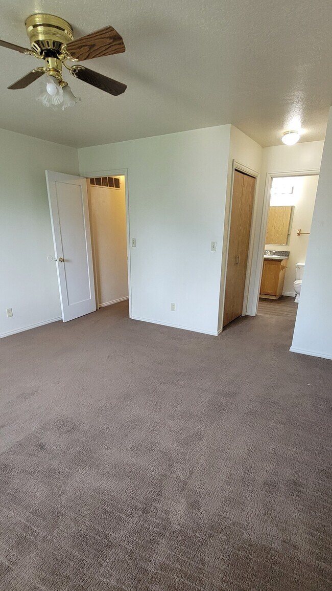 Building Photo - 190 W 700 N