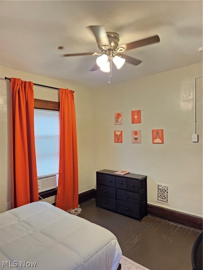 Building Photo - 1450 E 110th St