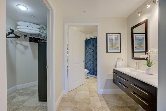 Building Photo - 500 Uno Lago Dr