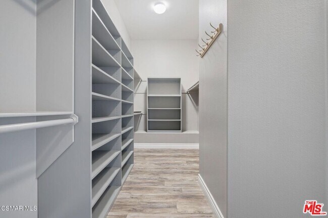 Building Photo - 335 Kitetail St