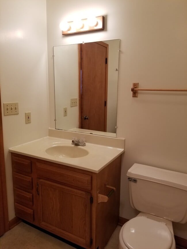Building Photo - 3 bed 1.5 bath home available July 15th.
