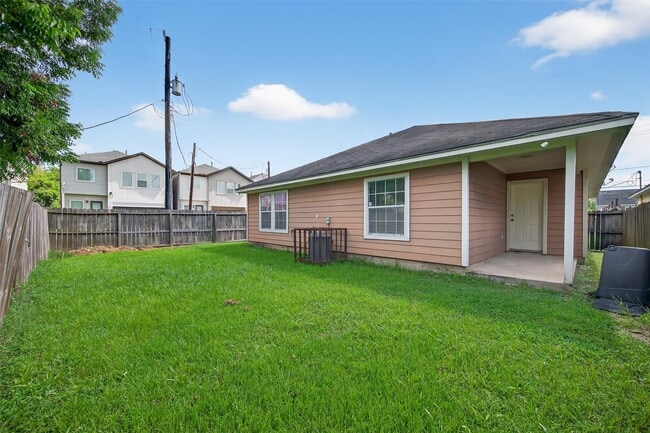 Building Photo - 8002 Colonial Ln