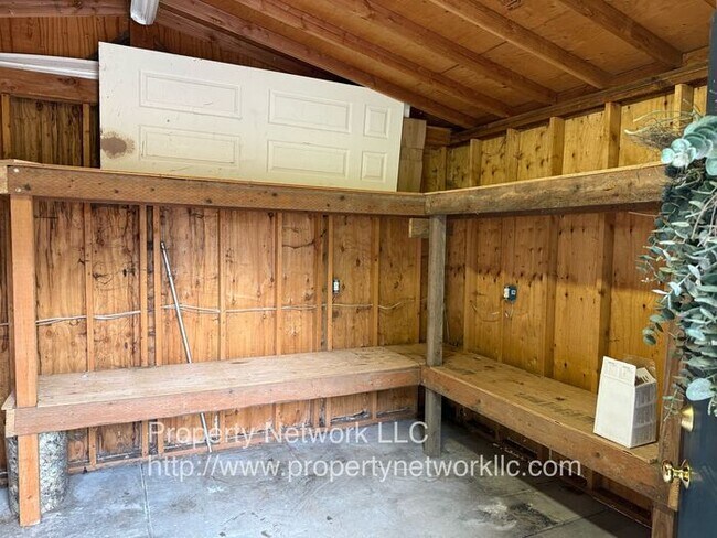 Building Photo - Outstanding 3 Bedroom Fairview Home