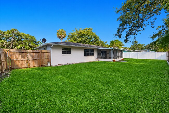 Building Photo - 791 Lindenwood Cir E