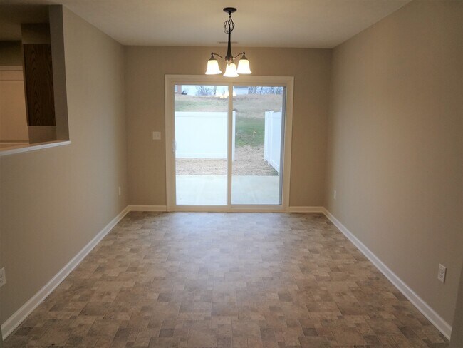 Building Photo - Excellent Townhouse in Ideal Location