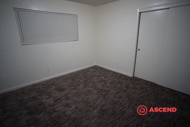 Building Photo - 209 E Warren Ave