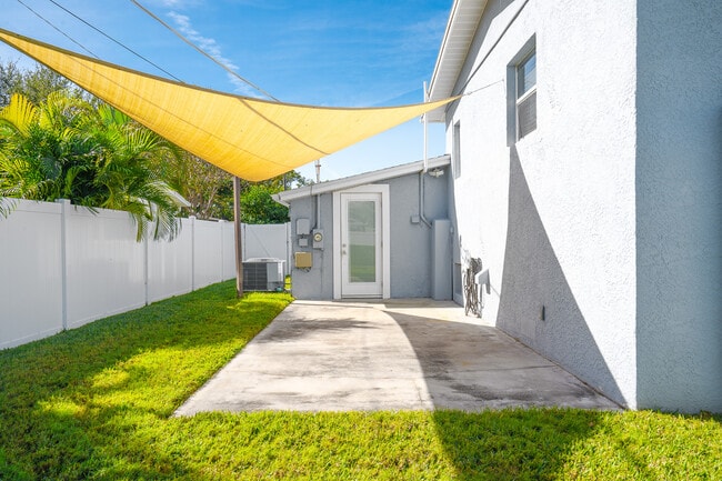 Building Photo - 4420 W Fair Oaks Ave