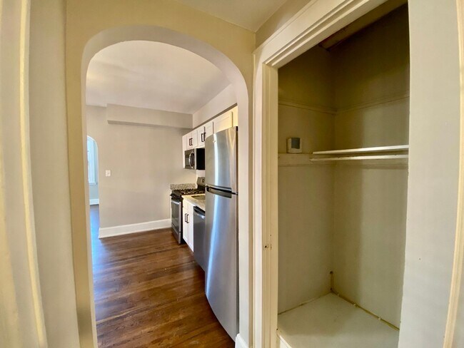 Building Photo - 1029 Dana Apts