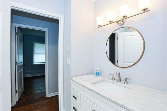 Building Photo - 667 Tara Cir SE