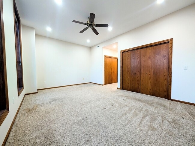 Building Photo - 700 Main St