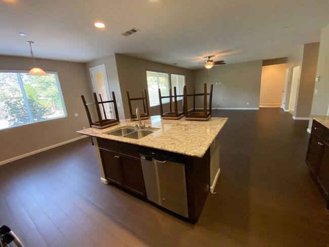 Building Photo - NW Visalia Home Available now, October SPE...