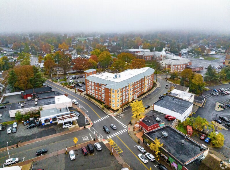 Building Photo - 21 Lakeside Ave