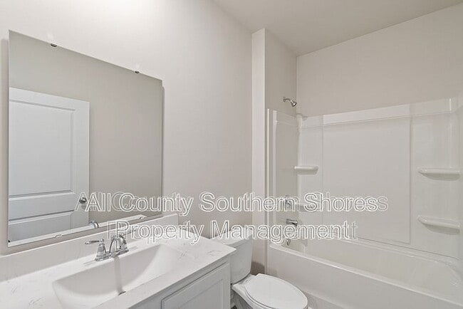 Building Photo - 215 Konik St