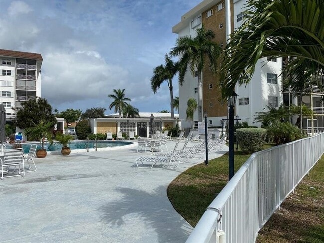 Building Photo - 3040 NE 16th Ave