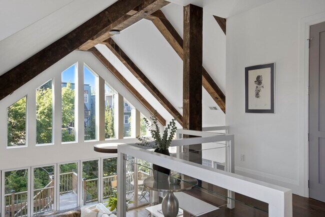 Building Photo - 719 E 2nd St