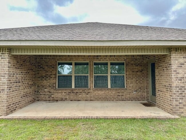 Building Photo - Beautiful 4/2/2 newer home for rent w/ community pool, playground, picnic area!