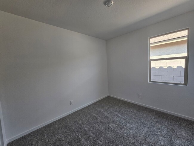 Building Photo - Beautiful new build w mountain views