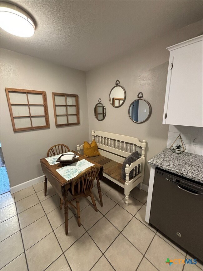 Building Photo - 1307 Sherry Ln