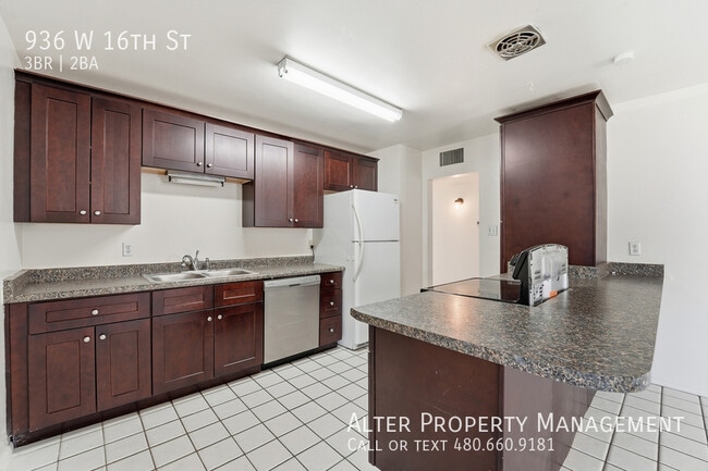 Building Photo - 936 W 16th St