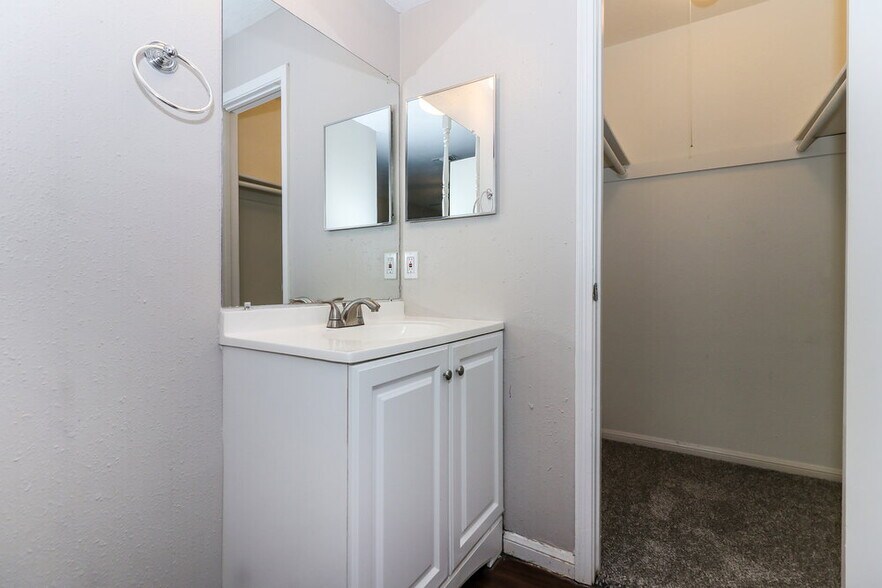 Building Photo - 6527 La Violetta Dr