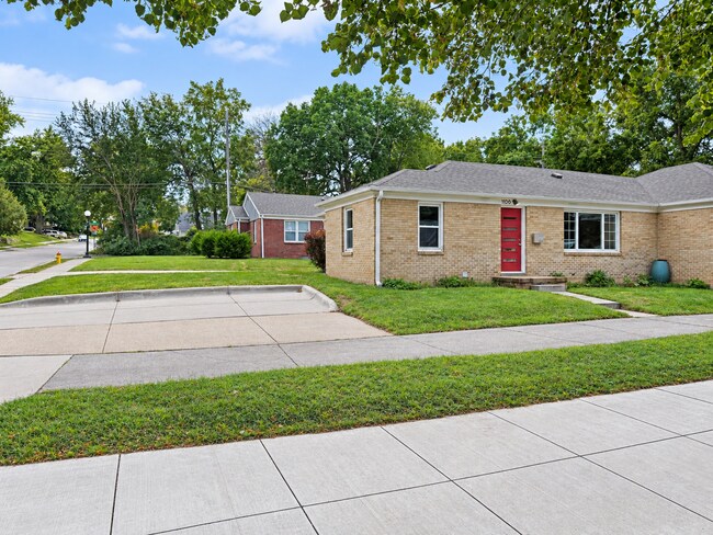 Building Photo - 1106 N 49th Ave