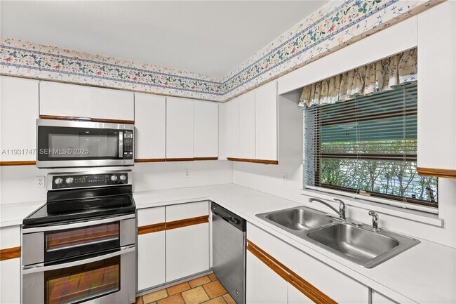 Building Photo - 736 Alhambra Cir