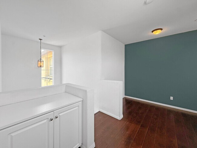 Building Photo - Charming 2BR/2BA Home with Attached Garage...