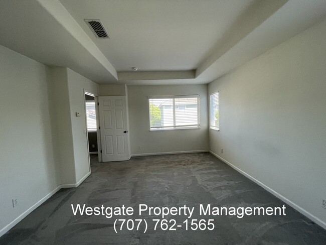 Building Photo - 1453 Woodside Cir
