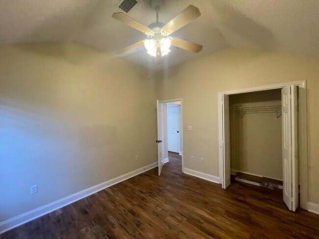 Building Photo - 858 Van Dyke Dr