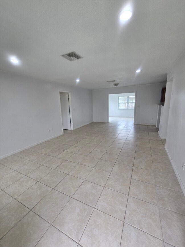 Building Photo - 9231 Antrim St