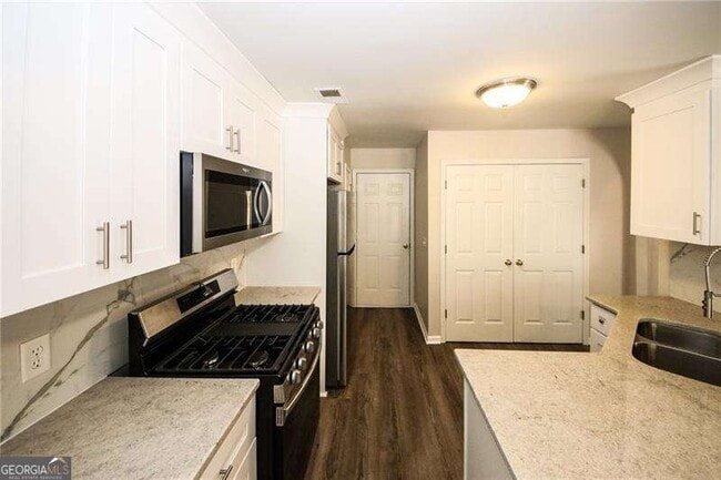 Building Photo - 121 Stoneforest Dr