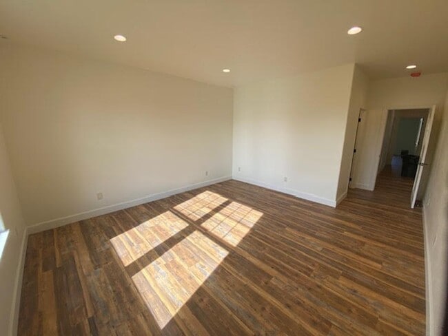 Building Photo - Beautifully Designed 3 Bed Home