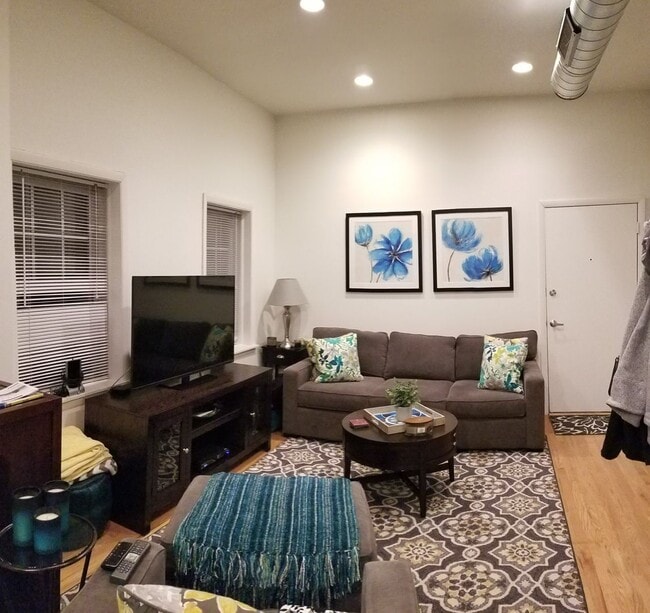 Building Photo - Great UK Village New- 2 Bedroom- Free Fast Internet, Laundry. Large Deck