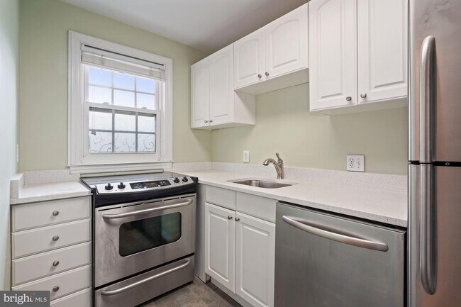 Building Photo - 2900 13th Rd S