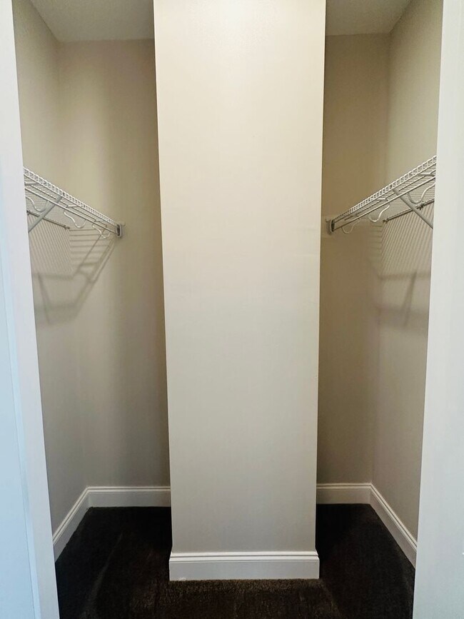 Building Photo - Incredible views 4 bed / 2.5 bath, master on main